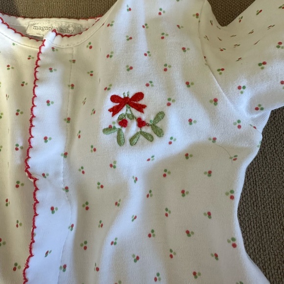 6-9m Magnolia Baby Christmas Holiday Footie Sleeper Pima Mistletoe - Picture 10 of 10